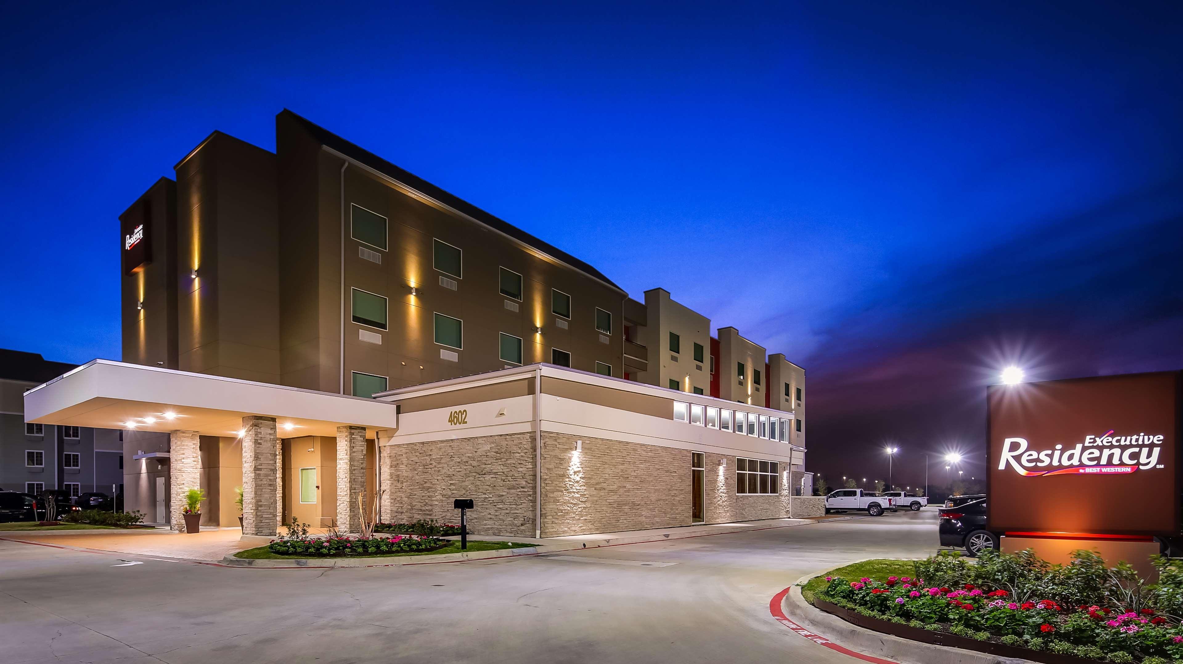 Western Executive Residency Hotel 3*